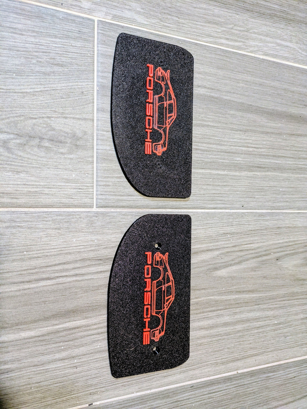 Estantería en forma de alerón marca de coche / circuito / nombre. Modelo 2