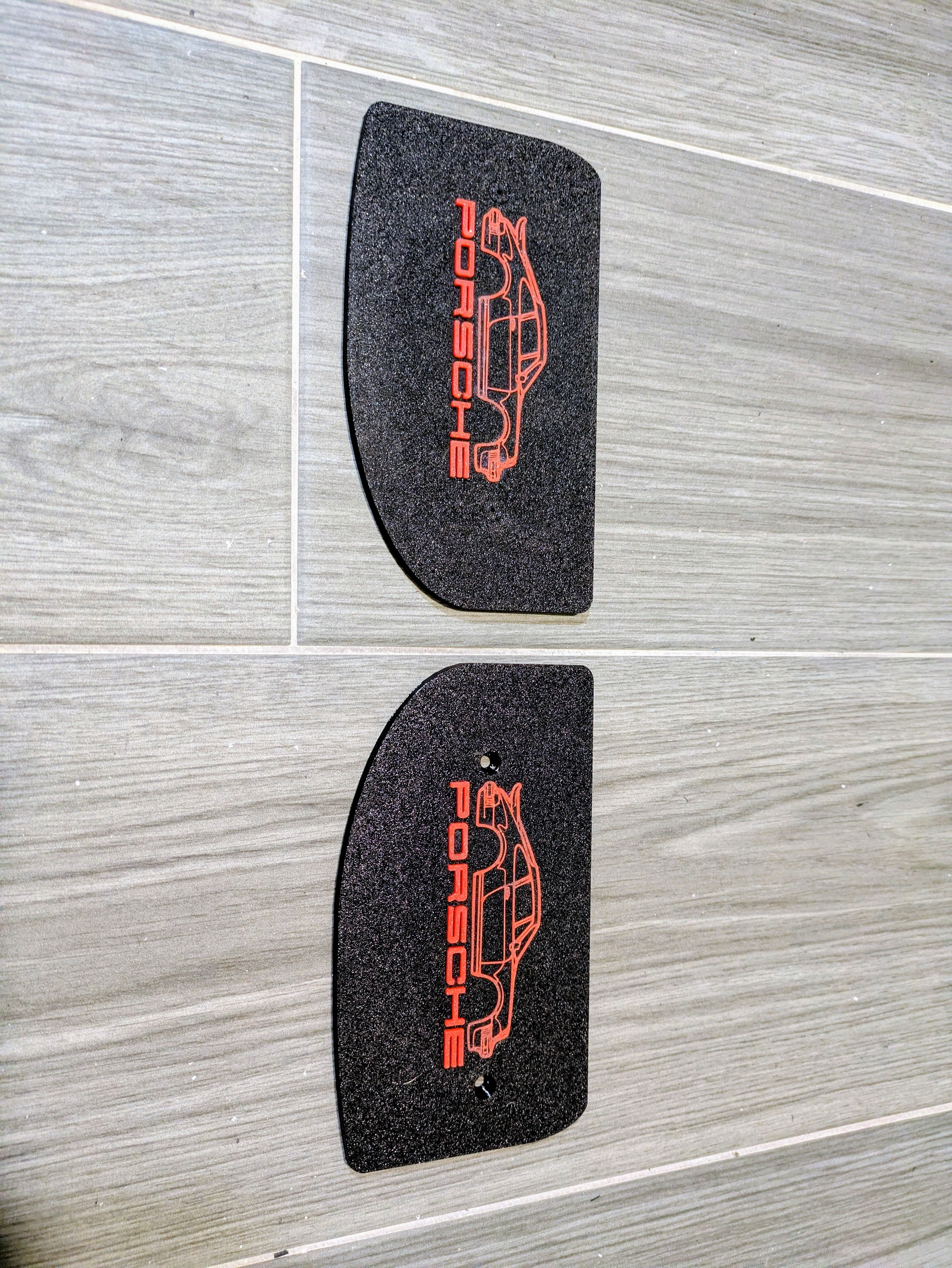 Estantería en forma de alerón marca de coche / circuito / nombre. Modelo 2