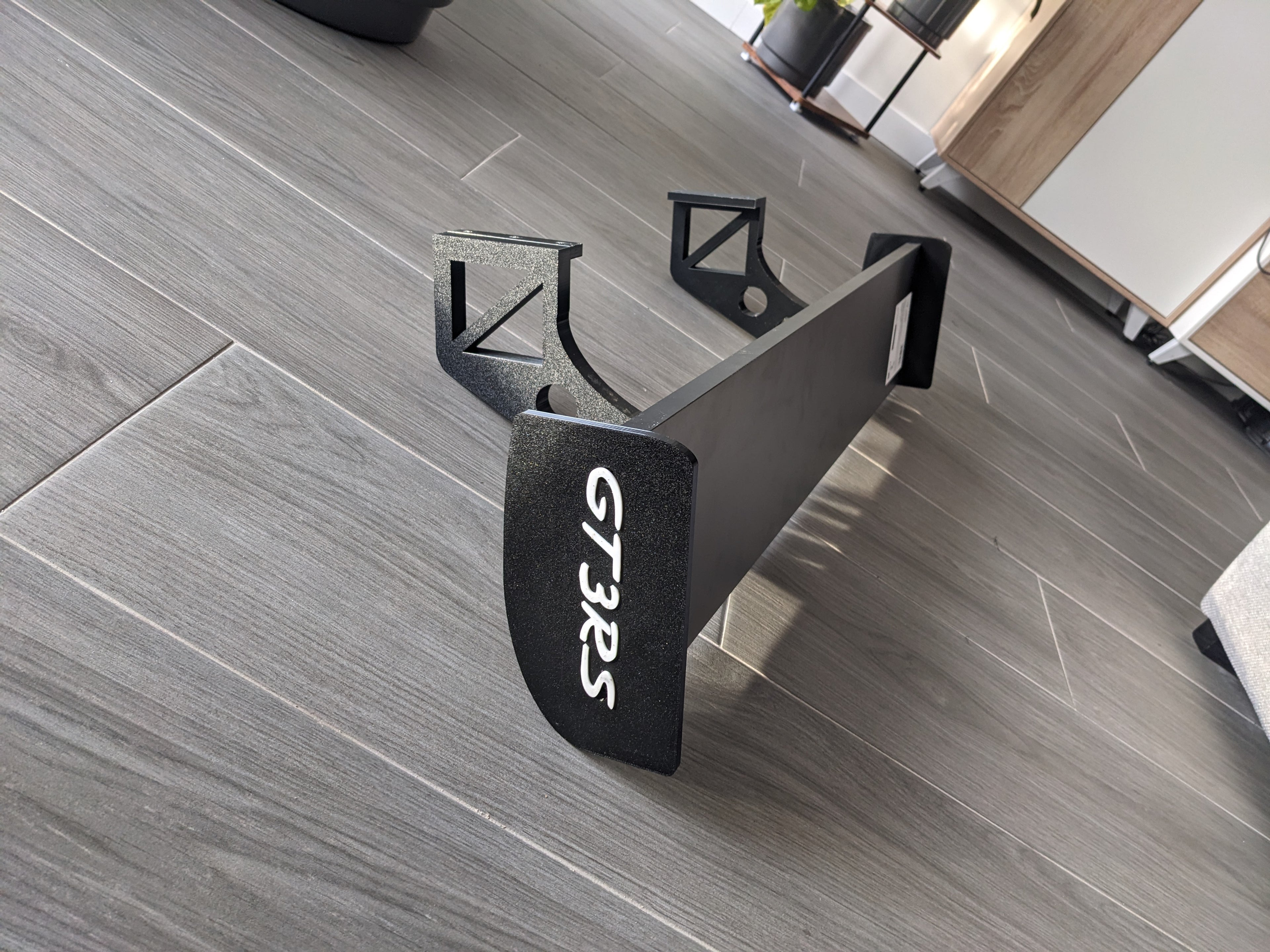 Estantería en forma de alerón marca de coche / circuito / nombre. Modelo 1