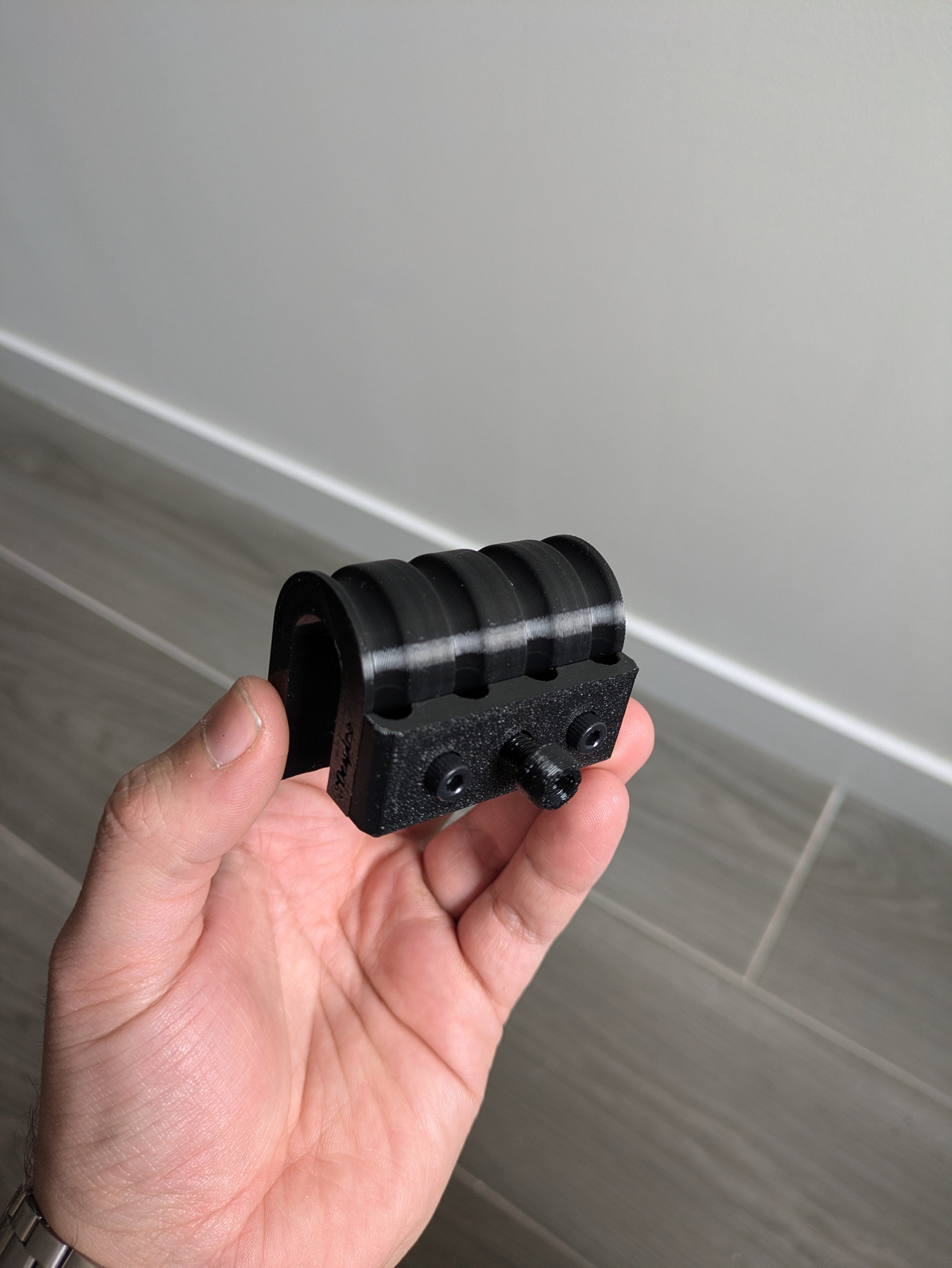 Soporte tubo peristálticas ajustable a distintos grosores de cristal