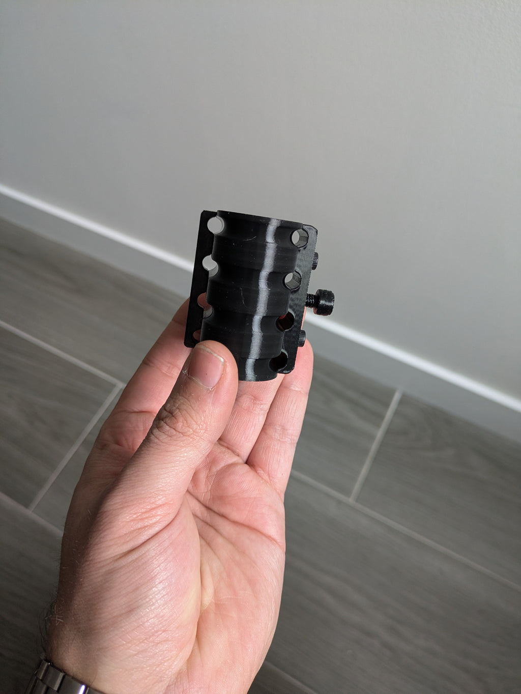 Soporte tubo peristálticas ajustable a distintos grosores de cristal