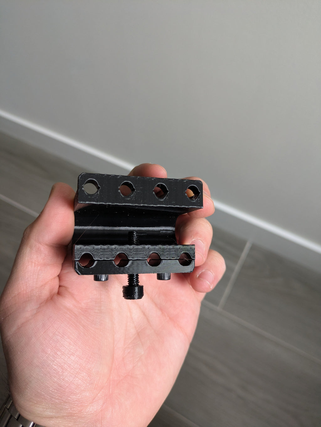 Soporte tubo peristálticas ajustable a distintos grosores de cristal