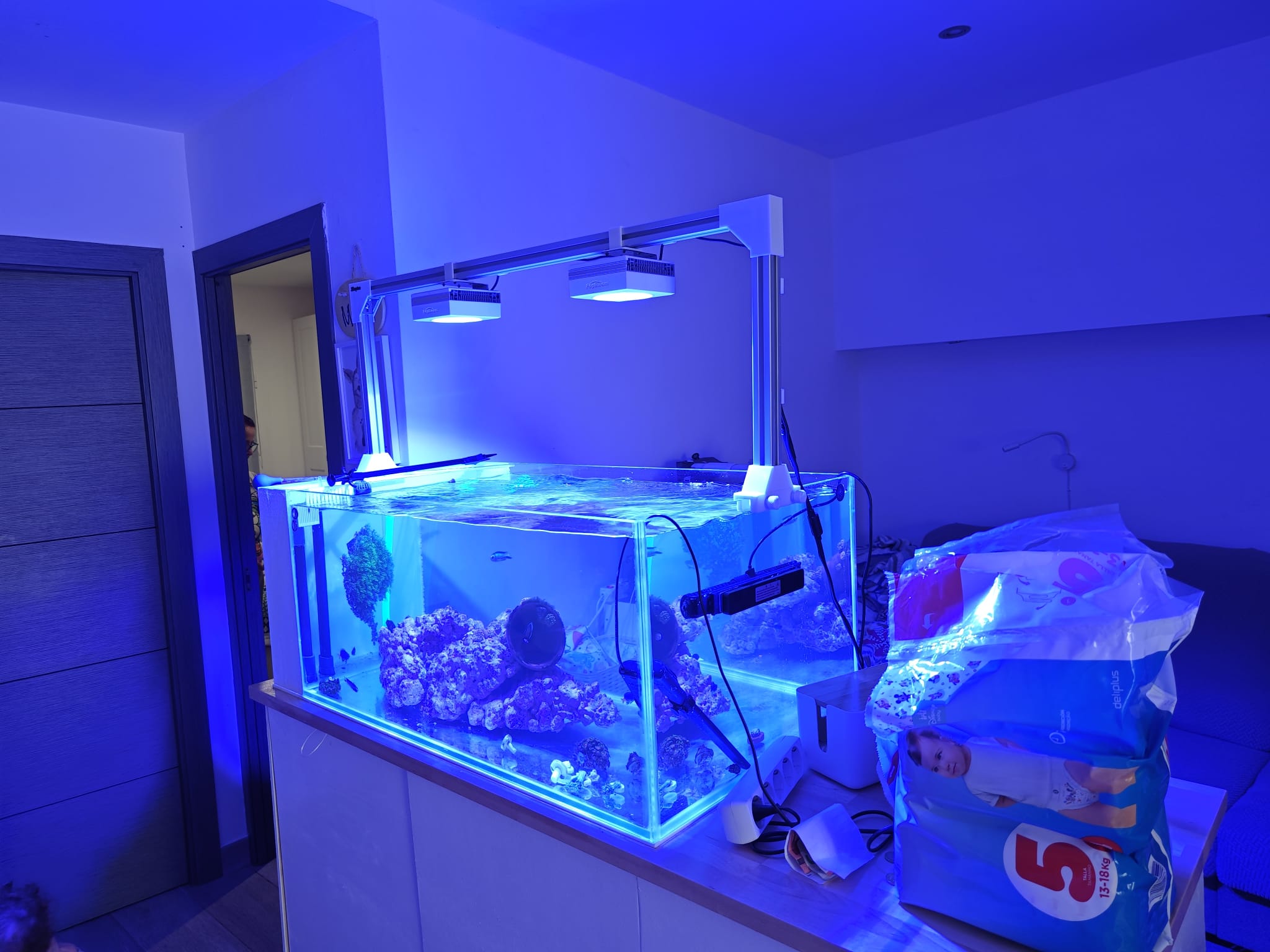 Estructura de aluminio para colgar pantallas de acuario – personalizada por marca/modelo