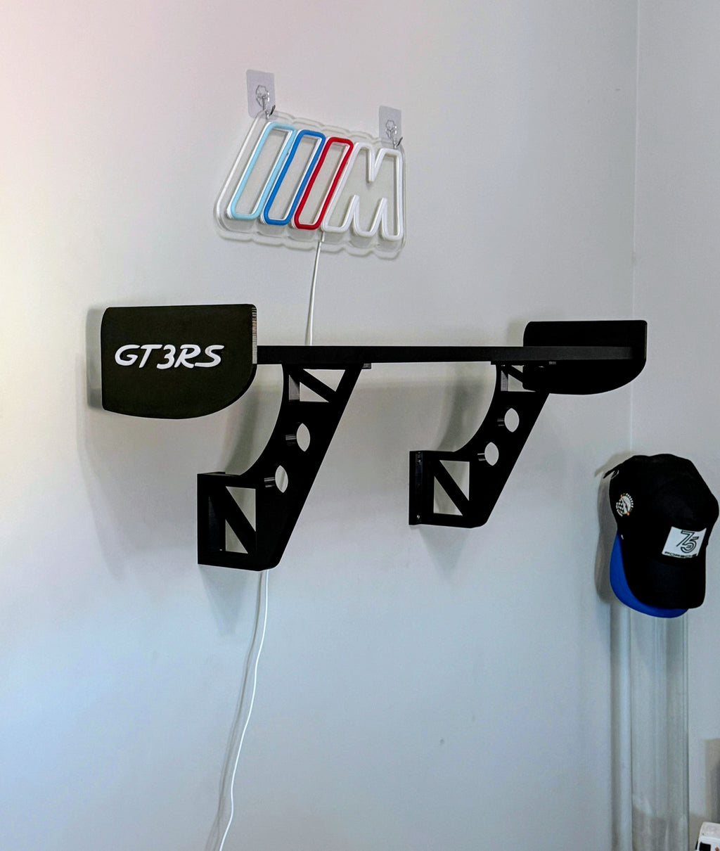 Estantería en forma de alerón marca de coche / circuito / nombre. Modelo 1