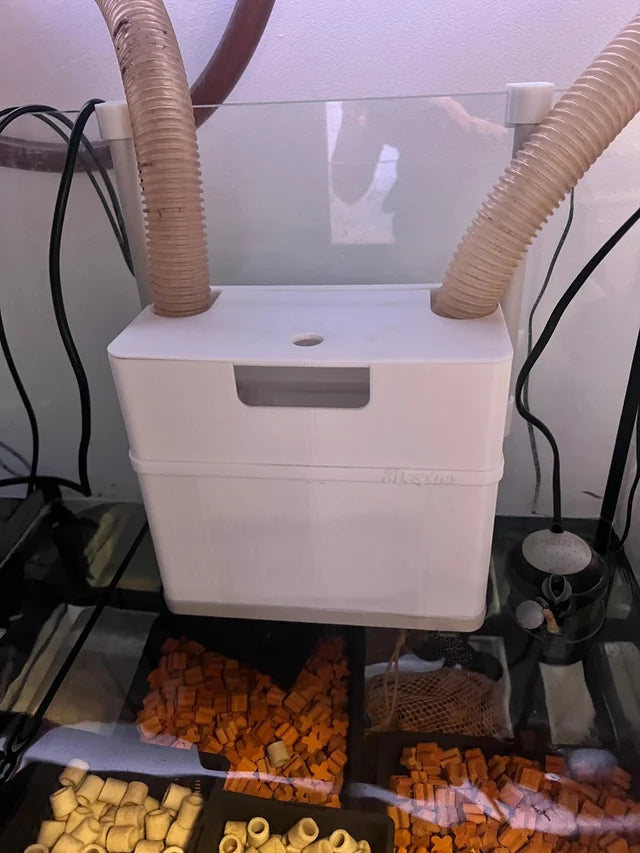Caja antisalpicaduras con trampa de burbujas para sump de acuario (240×120×200 mm) | Ajustable en altura mediante columna soporte | Compatible con perlón o esponja